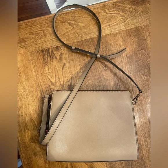 Michael Kors Rivington Messenger - Picture 3 of 7